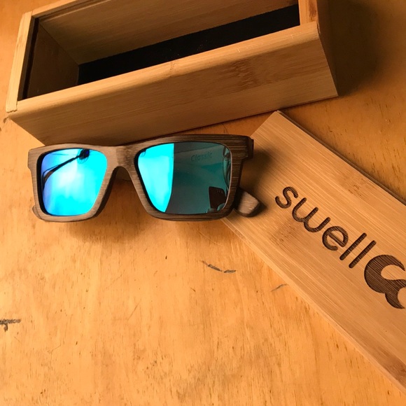 Swell Accessories - New Classic Brown/Blue polarized bamboo glasses